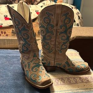 1 pair of heeled boots. Square toe. Worn 3 times and have just been sitting.